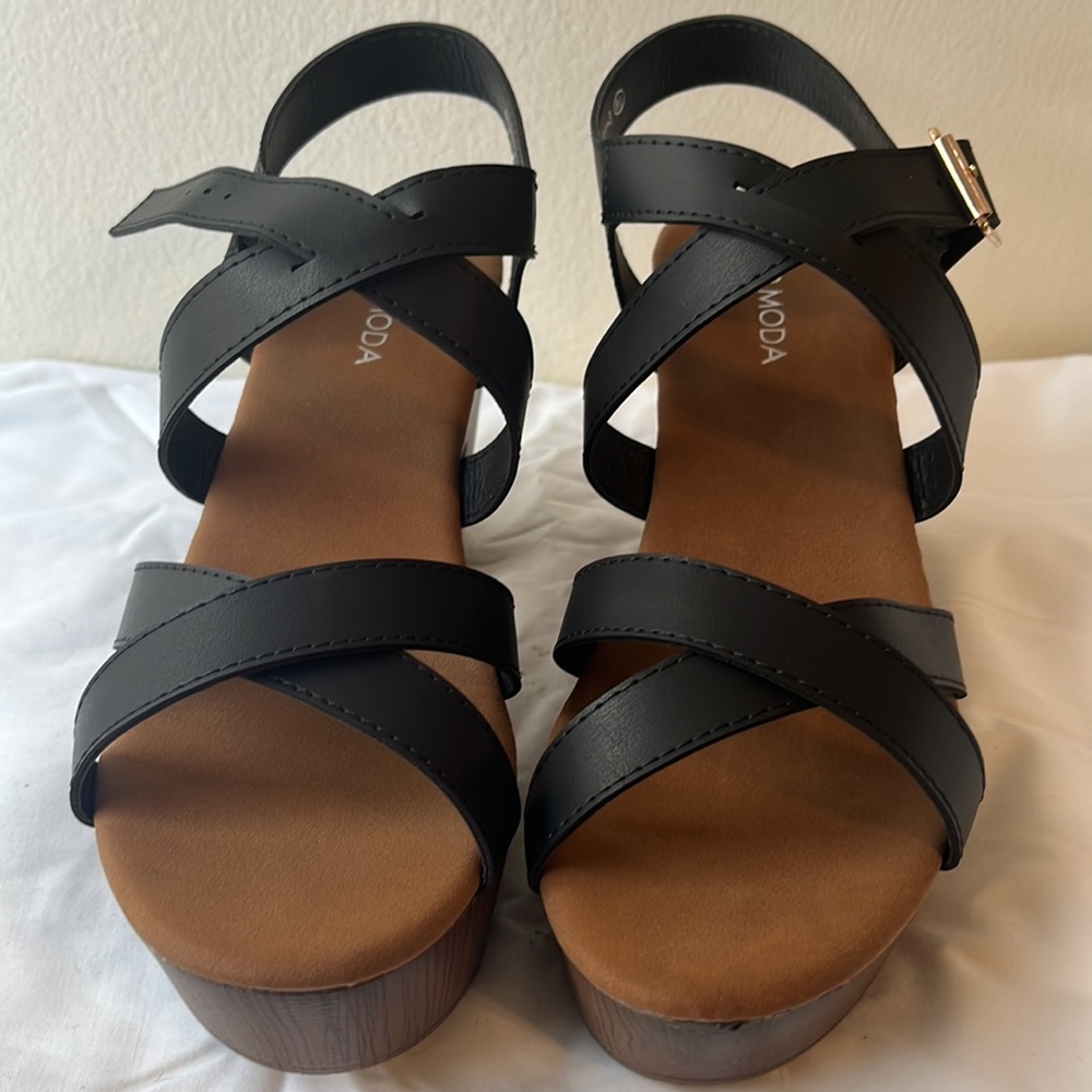 Black strap platform sandals with buckle ankle closure size 8.5 never worn